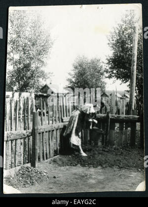 Unione Sovietica - circa settanta: Un antico mostra fotografica di donna per irrigare il giardino, URSS, circa settanta Foto Stock