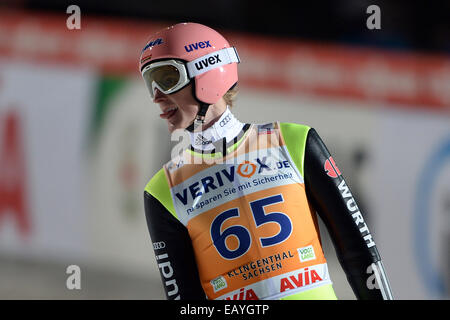 Il concorso di Klingenthal, in Germania. Xxi Nov, 2014. Sci tedesca il ponticello Severin Freund reagisce dopo il suo salto durante la qualifica per il salto con gli sci World Cup season opener di Klingenthal, in Germania, 21 novembre 2014. Credito: Azione Sport Plus/Alamy Live News Foto Stock