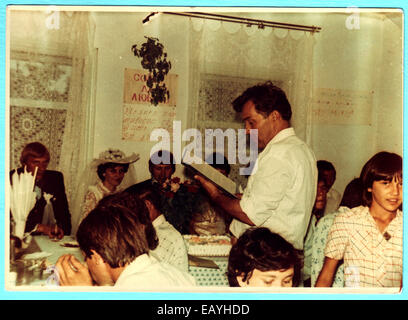 Urss, Petrapavlovsk - circa giugno 1984: Un antico mostra fotografica di matrimonio Foto Stock