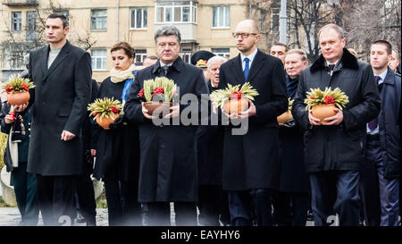 Poroshenko presidente, di sua moglie e dei collaboratori è venuto per onorare le vittime Holodomor -- Presidente dell'Ucraina con sua moglie, Kiev cittadini e representetives di tutte le religioni confessioni venite al memoriale delle vittime del Holodomor e candele accese per onorare la memoria di tutte le vittime. Oggi, 22 novembre 2014 Petro Poroshenko Holodomor confrontato con la guerra non dichiarata in Ucraina nel 2014. Credito: Igor Golovnov/Alamy Live News Foto Stock