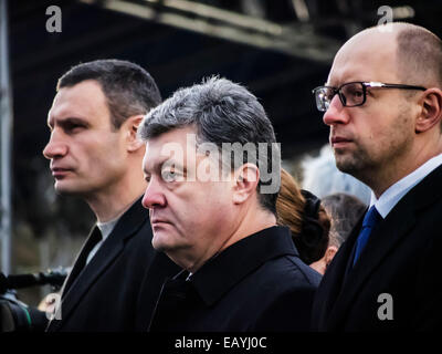 Il sindaco di Kiev Vitaly Klitschko (l), Presidente dell'Ucraina etro Poroshenko (c) e il primo Arseniy Yatsenyuk (r) -- Presidente dell'Ucraina con sua moglie, Kiev cittadini e representetives di tutte le religioni confessioni venite al memoriale delle vittime del Holodomor e candele accese per onorare la memoria di tutte le vittime. Oggi, 22 novembre 2014 Petro Poroshenko Holodomor confrontato con la guerra non dichiarata in Ucraina nel 2014. Credito: Igor Golovnov/Alamy Live News Foto Stock