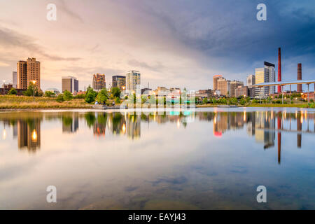 Birmingham, Alabama, Stati Uniti d'America skyline a Railroad Park. Foto Stock