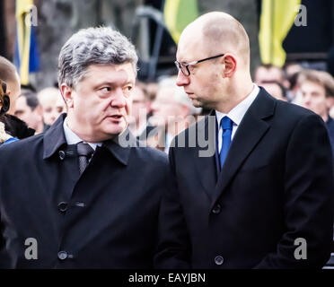 Presidente dell'Ucraina etro Poroshenko e innescare Arseniy Yatsenyuk - Presidente dell'Ucraina con sua moglie, Kiev cittadini e representetives di tutte le religioni confessioni venite al memoriale delle vittime del Holodomor e candele accese per onorare la memoria di tutte le vittime. Oggi, 22 novembre 2014 Petro Poroshenko Holodomor confrontato con la guerra non dichiarata in Ucraina nel 2014. Credito: Igor Golovnov/Alamy Live News Foto Stock