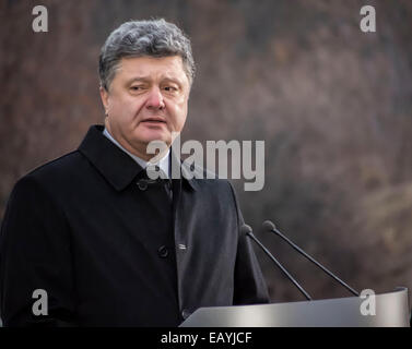 Presidente dell'Ucraina etro Poroshenko -- Presidente dell'Ucraina con sua moglie, Kiev cittadini e representetives di tutte le religioni confessioni venite al memoriale delle vittime del Holodomor e candele accese per onorare la memoria di tutte le vittime. Oggi, 22 novembre 2014 Petro Poroshenko Holodomor confrontato con la guerra non dichiarata in Ucraina nel 2014. Credito: Igor Golovnov/Alamy Live News Foto Stock