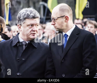 Kiev, Ucraina. 22 NOV2014. Presidente dell'Ucraina etro Poroshenko e innescare Arseniy Yatsenyuk - Presidente dell'Ucraina con sua moglie, Kiev cittadini e representetives di tutte le religioni confessioni venite al memoriale delle vittime del Holodomor e candele accese per onorare la memoria di tutte le vittime. Oggi, 22 novembre 2014 Petro Poroshenko Holodomor confrontato con la guerra non dichiarata in Ucraina nel 2014. Credito: Igor Golovniov/ZUMA filo/Alamy Live News Foto Stock