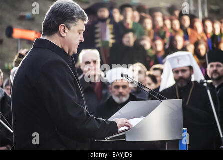 Kiev, Ucraina. 22 NOV2014. Presidente dell'Ucraina etro Poroshenko -- Presidente dell'Ucraina con sua moglie, Kiev cittadini e representetives di tutte le religioni confessioni venite al memoriale delle vittime del Holodomor e candele accese per onorare la memoria di tutte le vittime. Oggi, 22 novembre 2014 Petro Poroshenko Holodomor confrontato con la guerra non dichiarata in Ucraina nel 2014. Credito: Igor Golovniov/ZUMA filo/Alamy Live News Foto Stock