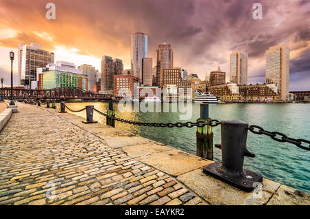 Boston, Massachusetts, USA Skyline al molo della ventola. Foto Stock
