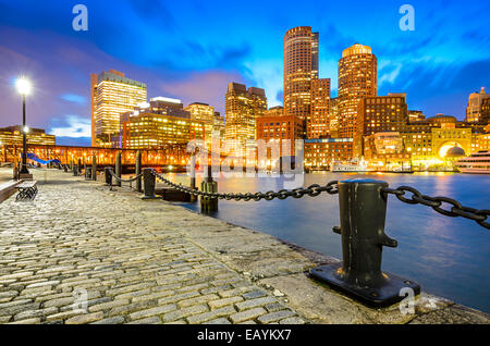 Boston, Massachusetts, USA Skyline al molo della ventola. Foto Stock