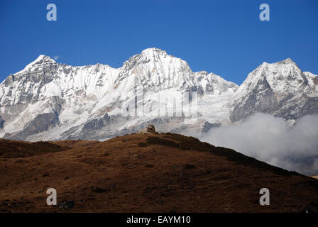 Le cime innevate dell'alta Himalaya salire dietro il ifoothills del Singalila ridge nello stato indiano del Sikkim Foto Stock
