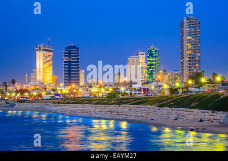 Tel Aviv, Israele Skyline sul Mediterraneo. Foto Stock