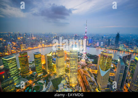 Shanghai, Cina skyline della città visto da sopra il Quartiere Finanziario di Pudong. Foto Stock
