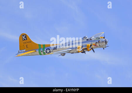 Vintage B-17 Flying Fortress WWII Bomber battenti a 2014 piani di fama Air Show Foto Stock