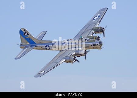 Vintage B-17 Flying Fortress WWII Bomber battenti a 2014 piani di fama Air Show Foto Stock