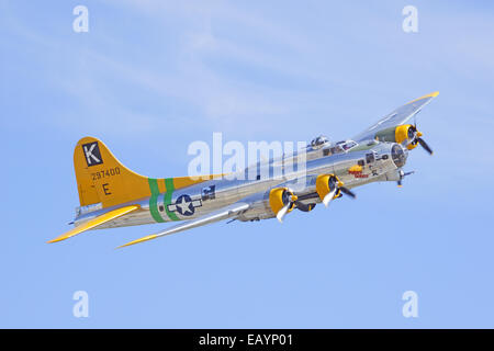 Vintage B-17 Flying Fortress WWII Bomber battenti a 2014 piani di fama Air Show Foto Stock