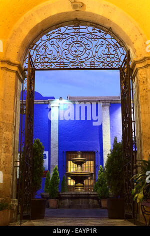 Ingresso del La Casona de Santa Catalina su Santa Catalina street nel centro della città di Arequipa, Perù di sera Foto Stock