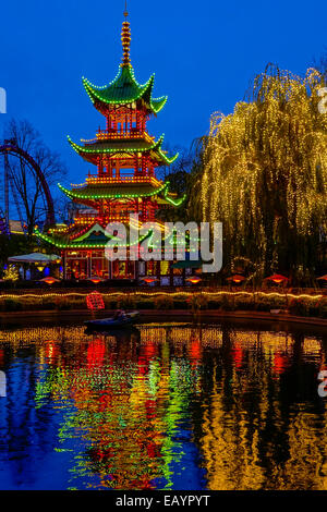 Torre cinese a Tivoli con decorazione di Natale, Copenaghen, Danimarca, Europa Foto Stock