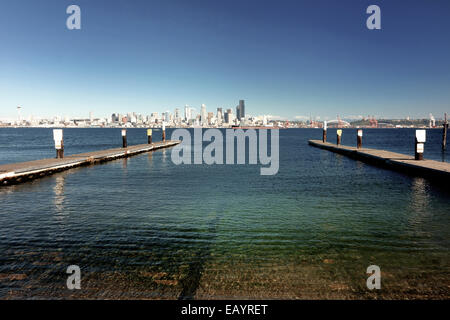 Guardando attraverso della Baia di Elliott la skyline di Seattle Foto Stock