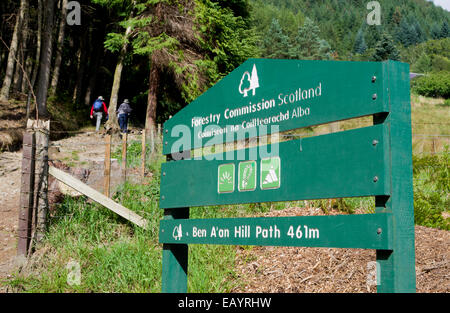 Commissione forestale segno per ben un'un sentiero in salita, Trossachs, Stirlingshire, Scotland, Regno Unito Foto Stock