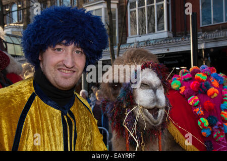 Southport, Merseyside, Regno Unito. 22 Novembre, 2014. Joseph incredibile cammelli tirando i volti a Southport del grande Natale accendere. La città è formata di recente offerta team primo festeggiamenti nel resort sono quest'anno organizzata dal miglioramento del Business Team di distretto e questi hanno incluso un aspetto dei tre Re Magi e i loro cammelli. Foto Stock