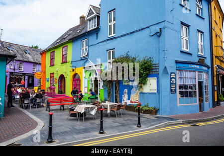 Vivacemente colorati edifici in Kinsale, Irlanda. Foto Stock