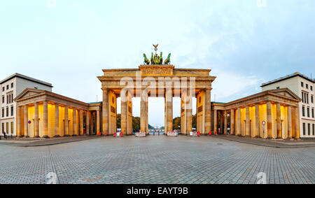 Porta di Brandeburgo panorama di Berlino in Germania al mattino Foto Stock