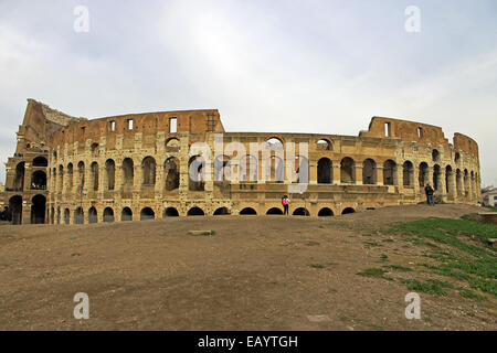 Il Colosseo romano o Colosseo, originariamente noto come l'Anfiteatro Flavio, fu commissionato nel 72 D.C. dall'imperatore Vespasiano. Foto Stock