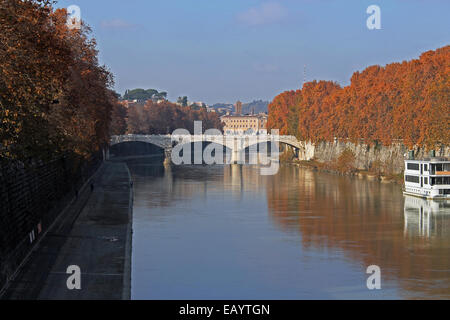 Guardando lungo il fiume Tevere a Roma, verso il ponte Mazzini su un dicembre pomeriggio Foto Stock