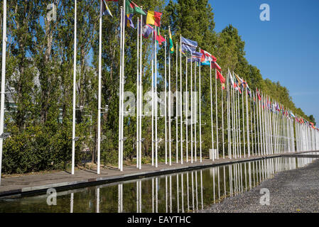 Bandiere da 1998 World Exposition, Parco delle nazioni, Parque das Nacoes, Lisbona, Portogallo Foto Stock