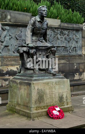 Una solitaria ghirlanda di papavero a nome di estrema destra Scottish BNP (British National Party) posto su un memoriale di guerra di Edimburgo. Foto Stock