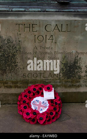 Una solitaria ghirlanda di papavero a nome di estrema destra Scottish BNP (British National Party) posto su un memoriale di guerra di Edimburgo. Foto Stock