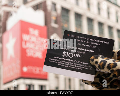 Macy's Star premia Venerdì nero passano 2014, Herald Square, New York, Stati Uniti d'America Foto Stock