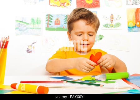 Felice piccolo ragazzo artefice a forma di cuore ad astuccio Foto Stock