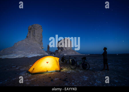 Campeggio nel Sahara Deserto Bianco, Egitto Foto Stock