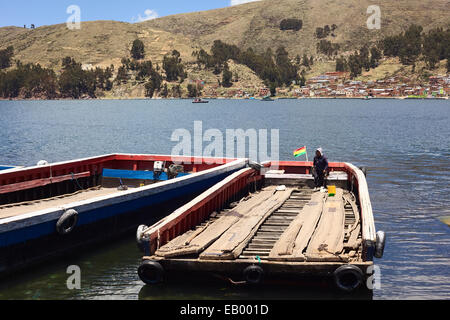 Vuoto traghetto in legno sul lago Titicaca attraverso lo stretto di Tiquina a San Pablo de Tiquina in Bolivia Foto Stock