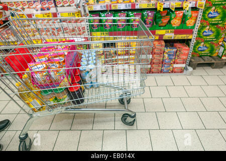 Carrello per supermercati, carrello supermercato di Praga , Repubblica Ceca Europa Foto Stock