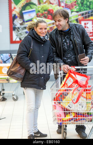 Gente che fa shopping nel supermercato, Praga, Repubblica Ceca Europa spinge tram Foto Stock