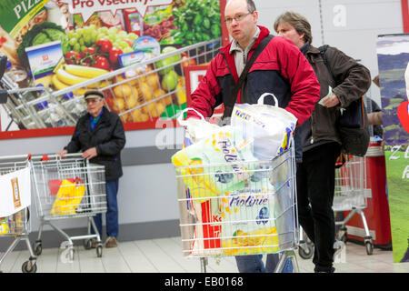 Persone che spingono lo shopping di tram nel supermercato, Praga, Repubblica Ceca Europa Foto Stock