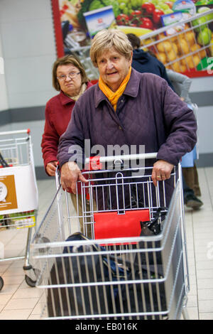 Gente che fa shopping nel supermercato, Praga , Repubblica Ceca Europa spinge tram Foto Stock