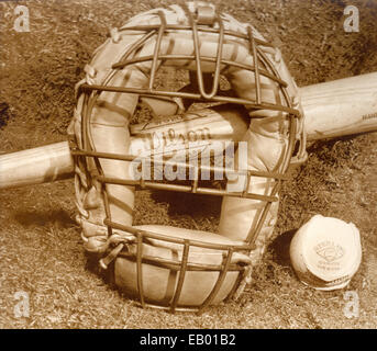 Still-life di vintage mazza da baseball, la sfera e il catcher's mask, circa 1945. Foto Stock