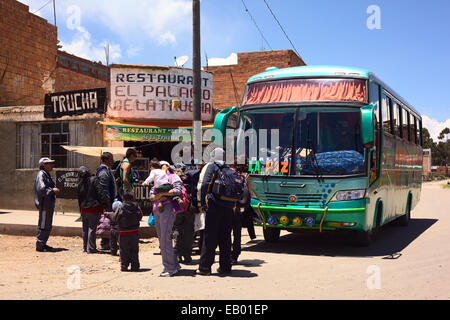 Persone di entrare in un autobus da La Paz a San Pablo de Tiquina sulla riva del lago Titicaca in Bolivia Foto Stock