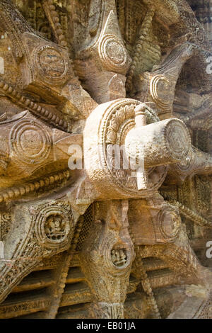 Vista ravvicinata della pietra raggi ruota assale, e il perno del cuneo a Sun tempio, Konark, Orissa, India, Asia Foto Stock