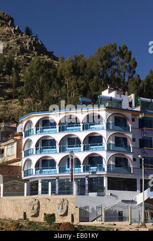 Hotel Lago Azul (Lago Blu Hotel) sulla Costanera Avenue lungo la riva del lago Titicaca in Copacabana, Bolivia Foto Stock