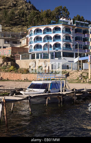 Il motoscafo al molo con l'Hotel Lago Azul (Lago Blu Hotel) dietro sulla riva del lago Titicaca in Copacabana, Bolivua Foto Stock
