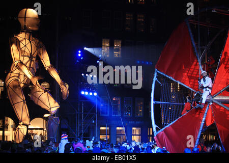 La truppa spagnola " La Fura dels Baus' durante 'accendere le luci' esegue in Piazza Dam in Amsterdam, Paesi Bassi. Foto Stock