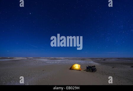 Campeggio sotto le stelle nel deserto del Sahara, Egitto Foto Stock