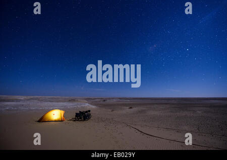 Campeggio sotto le stelle nel deserto del Sahara, Egitto Foto Stock