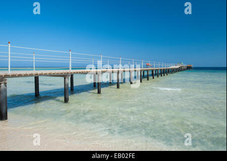 Pontile in legno struttura andando per mare sulla spiaggia tropicale resort Foto Stock