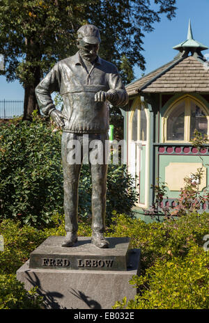 Una statua di Fred Lebow, il fondatore della maratona di New York, si trova vicino a Engineers' Gate in Central Park, NYC, USA Foto Stock