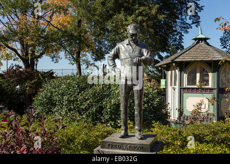 Una statua di Fred Lebow, il fondatore della maratona di New York, si trova vicino a Engineers' Gate in Central Park, NYC, USA Foto Stock