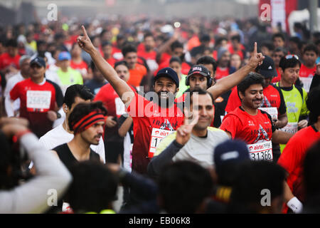 New Delhi, India. 23 Nov, 2014. I partecipanti eseguono durante l'Airtel Delhi mezza maratona a New Delhi, India, nov. 23, 2014. Credito: Zheng Huansong/Xinhua/Alamy Live News Foto Stock